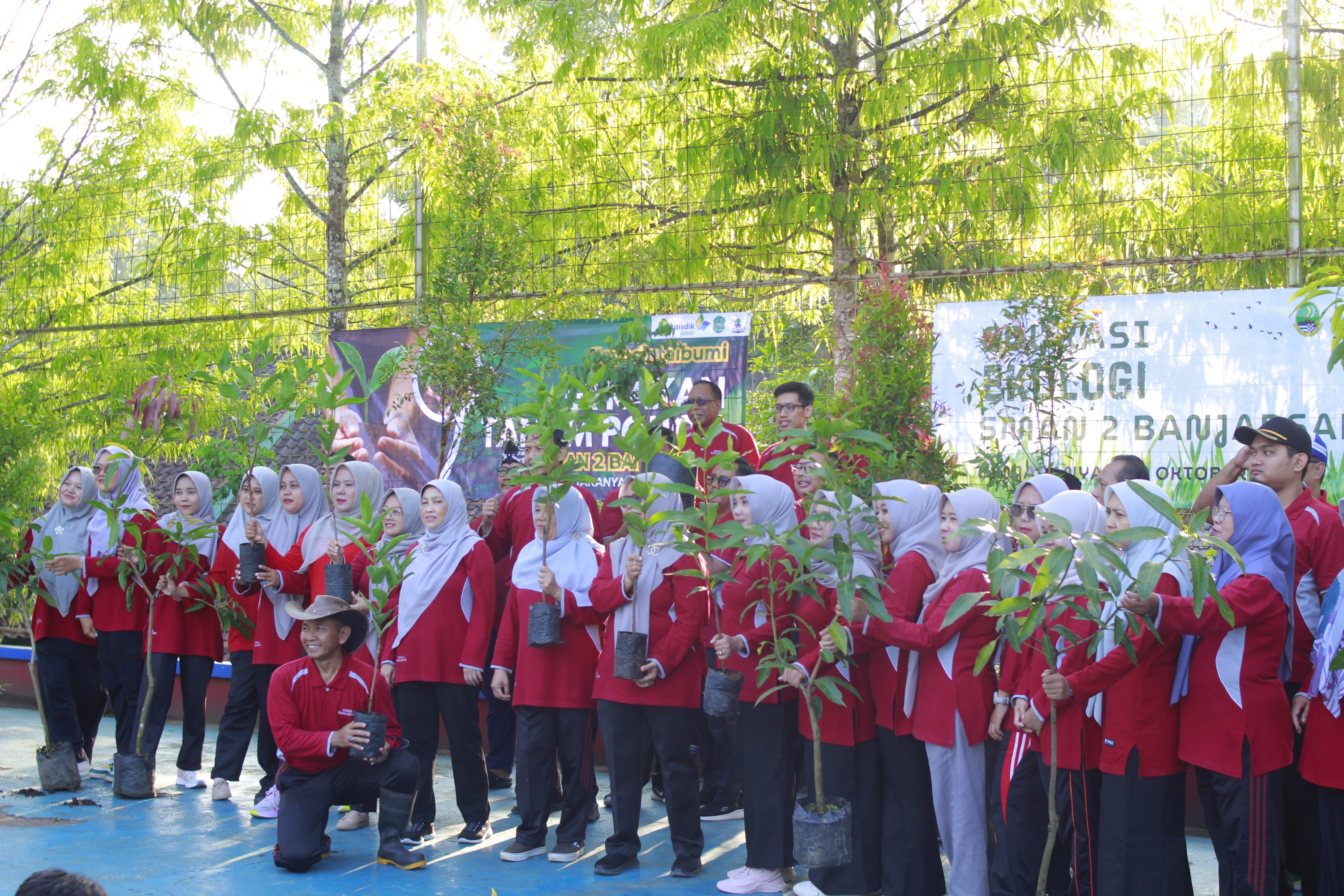 Tanam Kebaikan, Petik Kehidupan: SMAN 2 Banjarsari Perkuat Komitmen Sekolah Adiwiyata Melalui Gerakan Tanam dan Pelihara Pohon