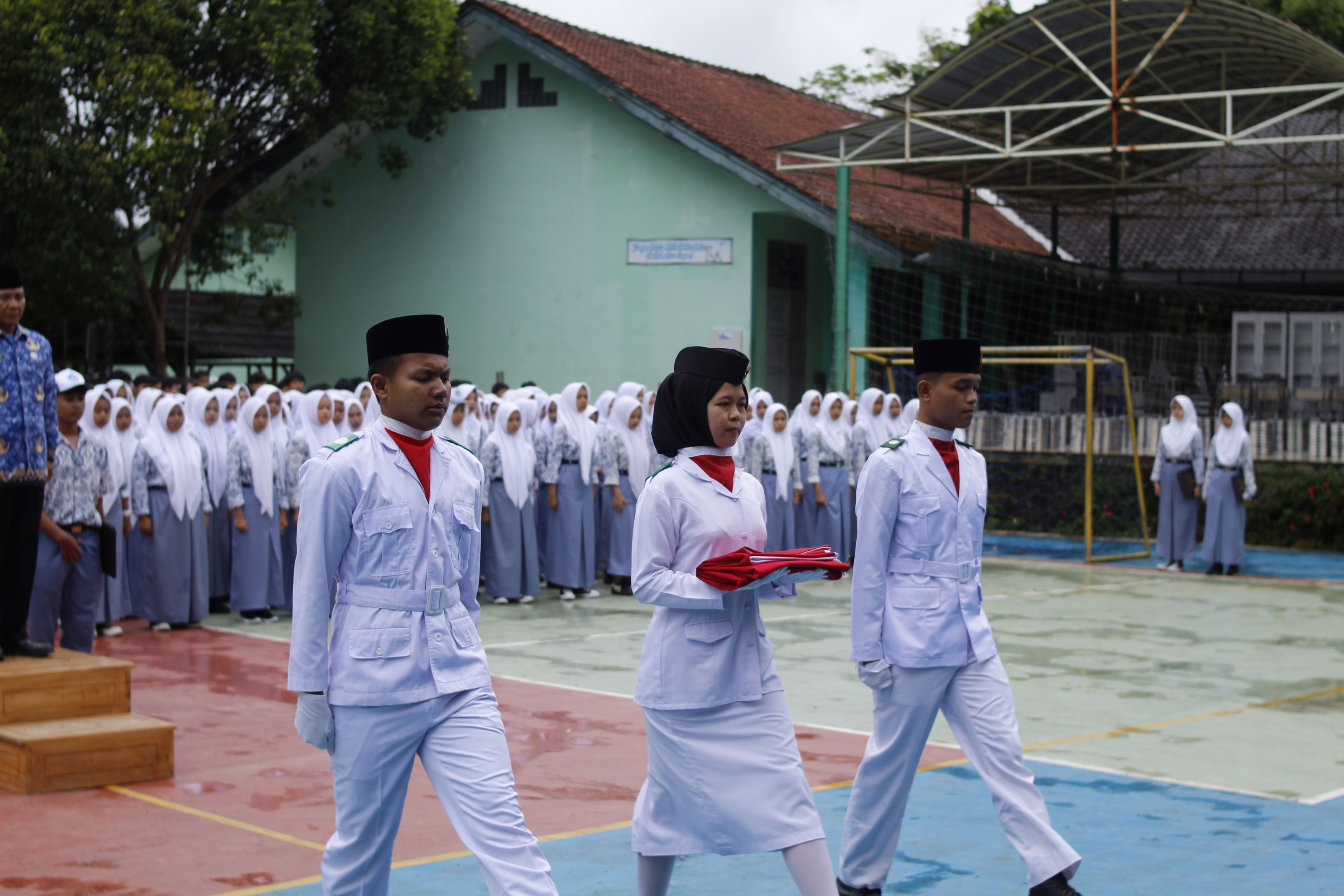 Semangat Sumpah Pemuda Tak Luntur Diguyur Hujan: SMAN 2 Banjarsari Gelar Upacara Khidmat yang Dipimpin Waka Kesiswaan