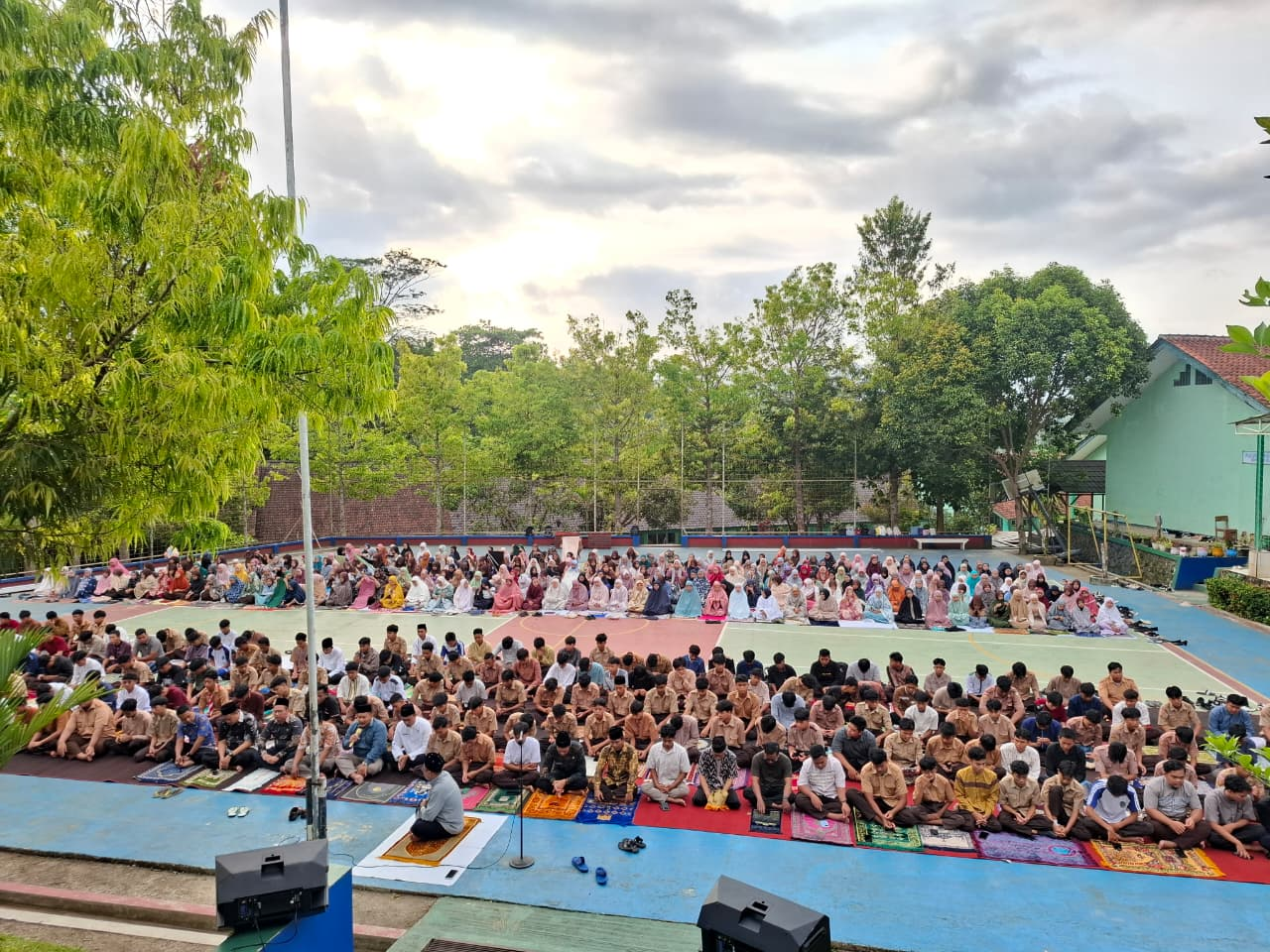 Semangat Jum'at Pagi Penuh Berkah: Civitas SMAN 2 Banjarsari Gelar Salat Dhuha Bersama